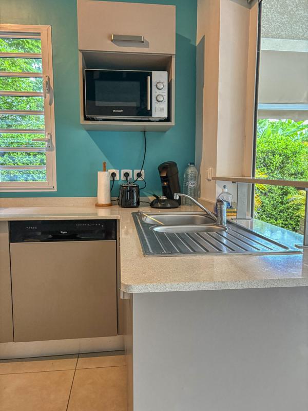 20.Location villa piscine Saint François Guadeloupe_Cuisine et Salon